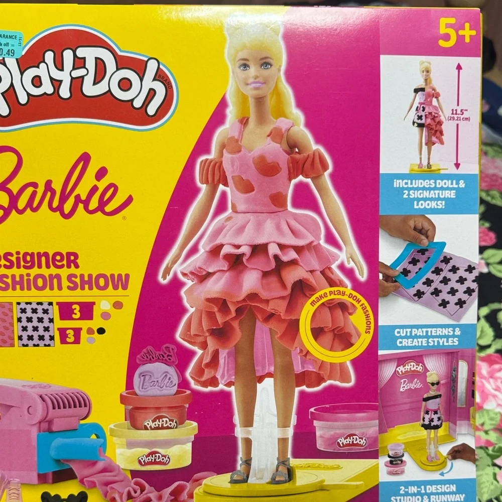 NEW Barbie Designer Fashion Show Set - Pink and Yellow